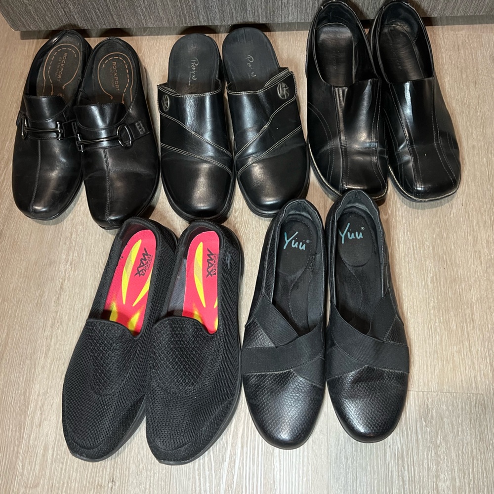 Lot of women’s black slides - size 11